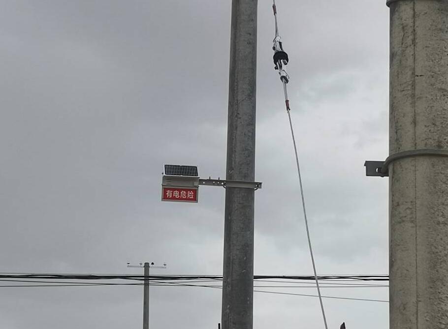 甘肅電力安裝防外破警示牌，為電力防護(hù)增添“保護(hù)傘”